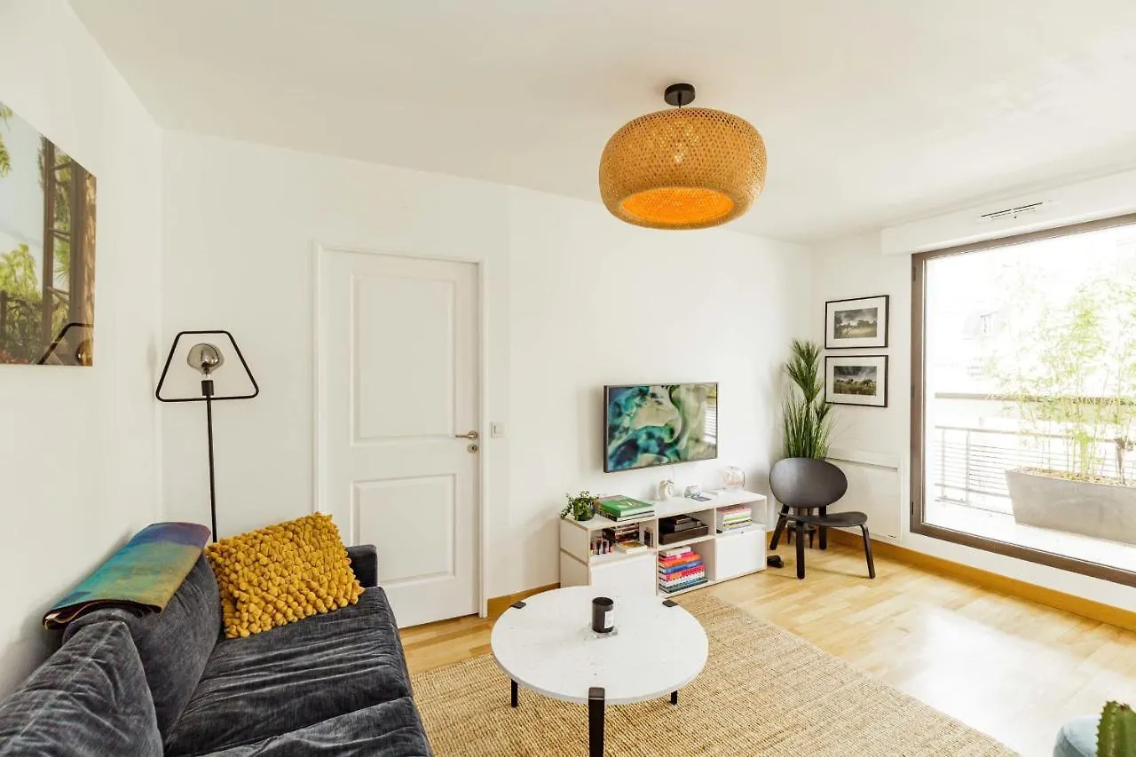 Bright 37M For 2 With Balcony In Paris! Apartment