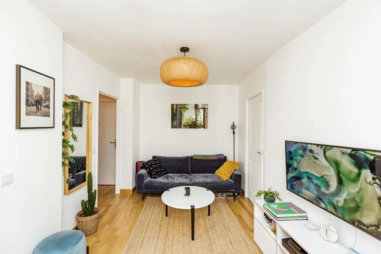 Bright 37M For 2 With Balcony In Paris! Apartment