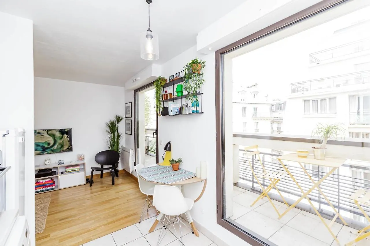 Bright 37M For 2 With Balcony In Paris! Apartment 0*, Paris France