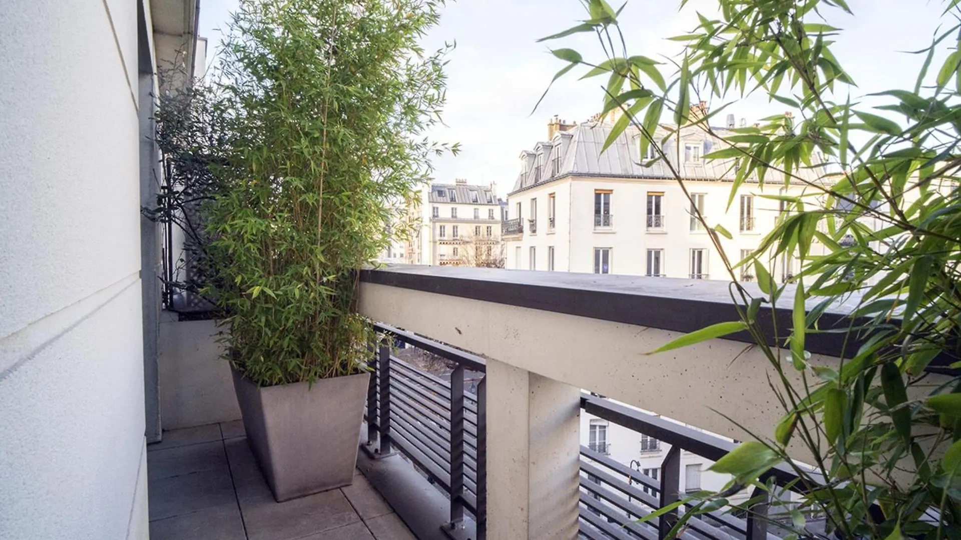 Bright 37M For 2 With Balcony In Paris! Apartment